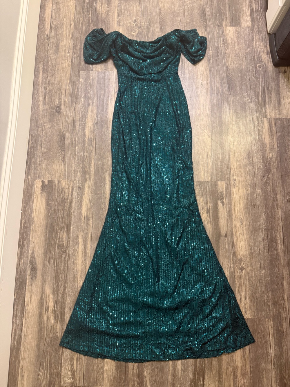 Thats So Fetch Emerald Green Sequin Off Shoulder Maxi Gown Formal Dress US 4